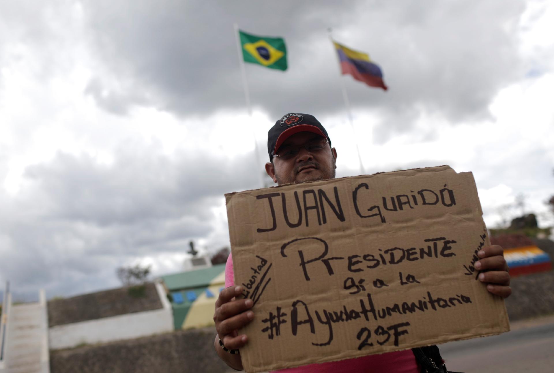 21.fev.2019 - Manifestante pró-Juan Guaidó apoia pedido de ajuda humanitária na fronteira do Brasil com a Venezuela - RICARDO MORAES/Reuters
