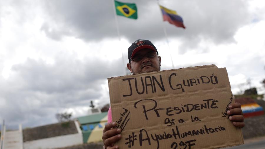 21.fev.2019 - Manifestante pró-Juan Guaidó apoia pedido de ajuda humanitária na fronteira do Brasil com a Venezuela - RICARDO MORAES/Reuters