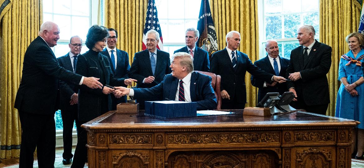 Donald Trump e integrantes de seu gabinete assinam plano econômico de US$ 2 trilhões - Reprodução
