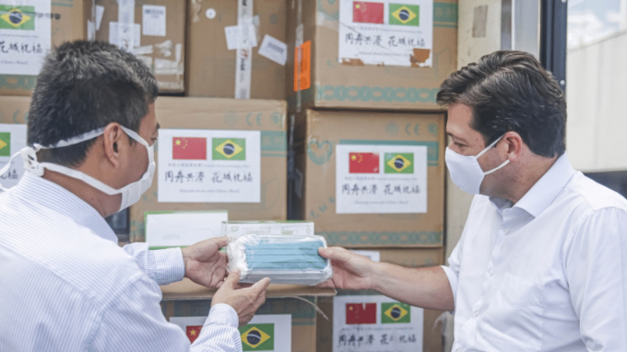 Prefeito de Recife, Geraldo Julio, recebendo os equipamentos doados por Guangzhou - Divulgação / Andréa Rêgo Barros / PCR