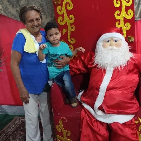 Dominicke com a avó, a aposentada Ayres Carlos da Costa - Arquivo pessoal - Arquivo pessoal