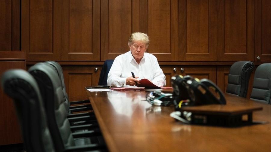 3.out.2020 - O presidente Donald Trump em um gabinete improvisado no hospital militar Walter Reed, em Maryland - 3.out.2020 - Reprodução/Twitter/IvankaTrump