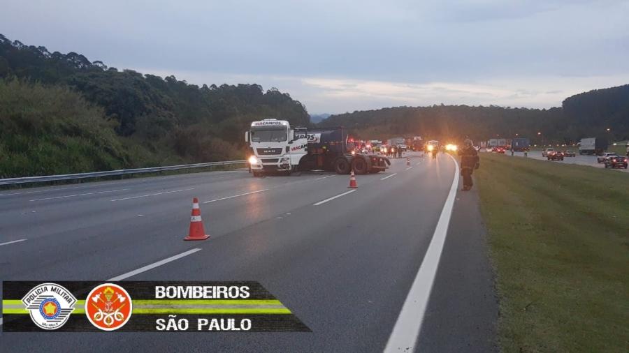 Carreta bitrem bate em furgão e tomba no km 33 da Rodovia dos Bandeirantes - Divulgação/Corpo de Bombeiros de São Paulo