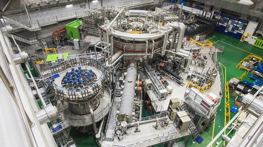 Conhecido como "Sol artificial coreano", o Korea Superconducting Tokamak Advanced Research (KSTAR) atingiu 100 milhões de graus Celsius pela primeira vez em 2018 - National Research Council of Science & Technology