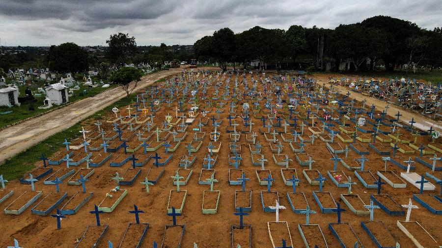 26.fev.21 - Cemitério Parque Taruma em Manaus, primeiro estado brasileiro a enfrentar colapso no sistema de saúde - Bruno Kelly/Reuters