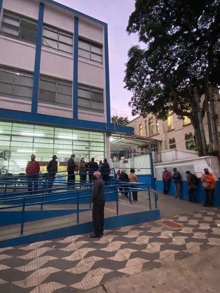 23.jun.2021 - Na UBS Santa Cecília, região central da capital paulista, pessoas aguardam vacina na fila - Anahi Martinho/Colaboração para o UOL