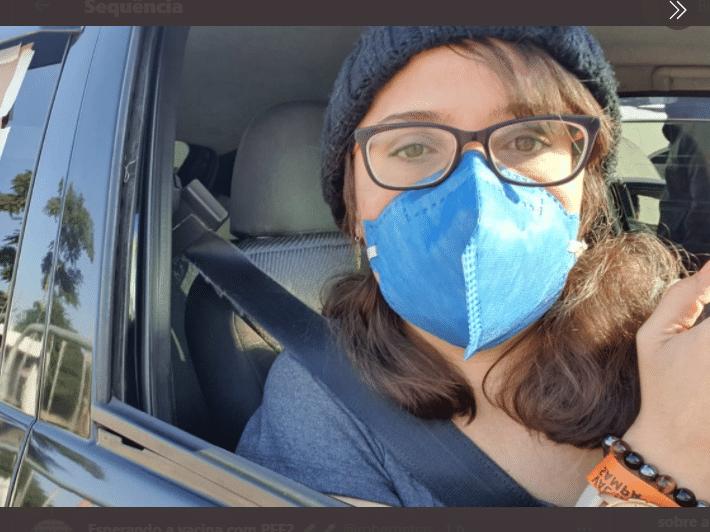 Mulher acusa militar de retirar cartaz de protesto de carro ao se vacinar