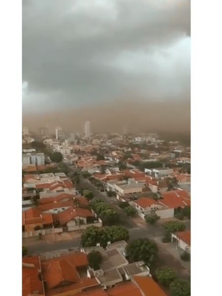 24.out.2021 - Tempestade de poeira em Rondonópolis, MT - Reprodução