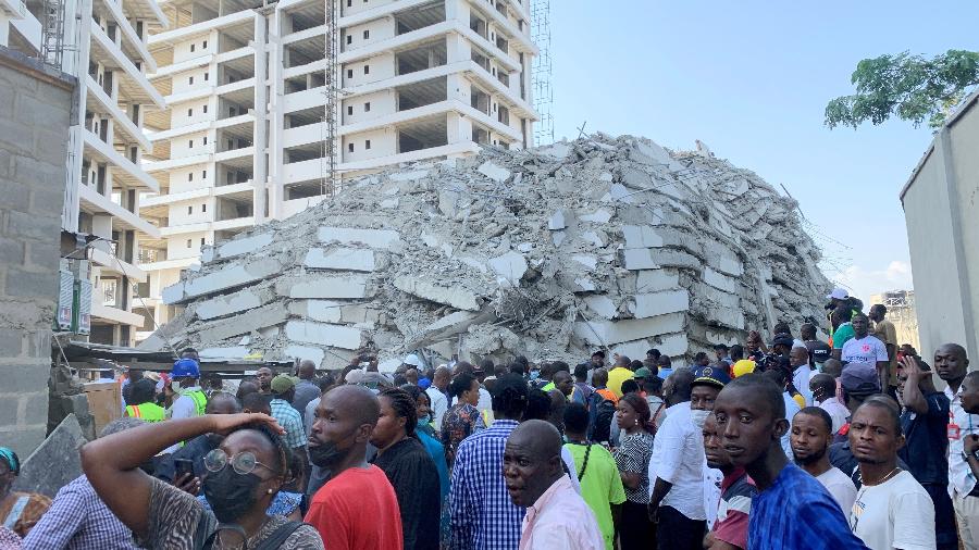 Pessoas em frente ao prédio em construção que desabou em Lagos, na Nigéria - REUTERS/Temilade Adelaja