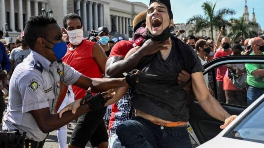 Centenas de pessoas foram detidas durante o protesto em Cuba em 11 de julho de 2021 - Getty Images