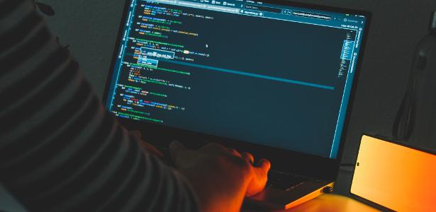 Palavra do ano em 2025: afinal, o que é 'vibe coding'?