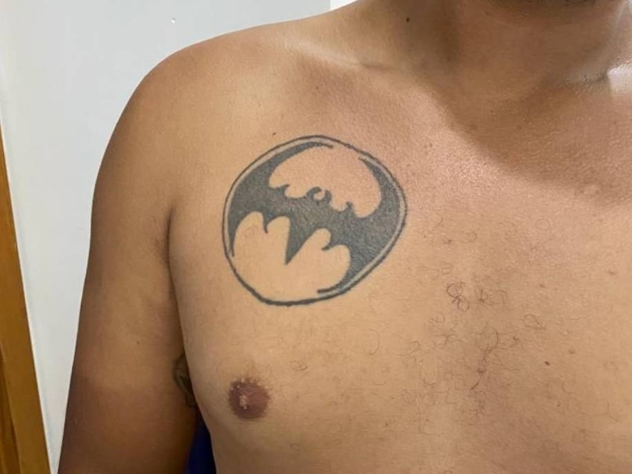 RJ: Suspeito de ser chefe em milícia é preso e exibe tattoo do Batman