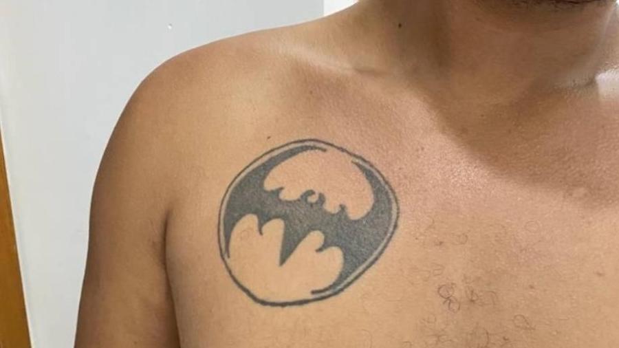 Com uma tatuagem de Batman, Emanuel da Silva Lima foi localizado no bairro Cabuçu, em Nova Iguaçu - Divulgação/Polícia Civil