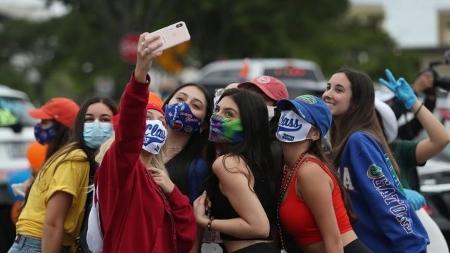 As amizades feitas durante a juventude tendem a se transformar ao longo da vida - Joe Raedle/Getty Images - Joe Raedle/Getty Images