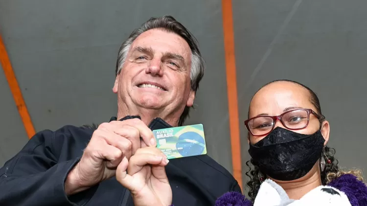 Bolsonaro entrega cartão a beneficiária do Auxílio Brasil - Clauber Cleuber Caetano/PR - Clauber Cleuber Caetano/PR