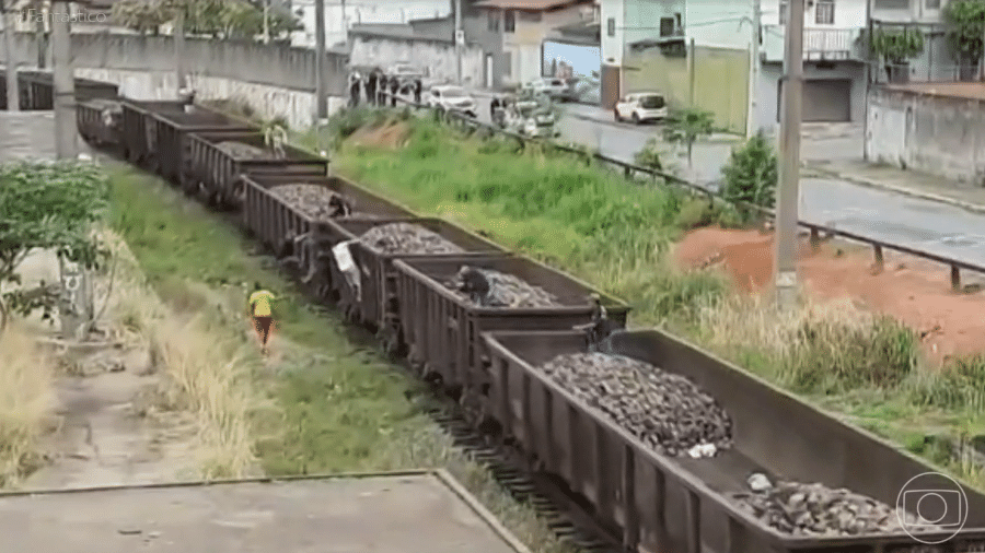 Câmeras flagram furto de ferro-gusa em ferrovia de Minas Gerais - Reprodução/TV Globo