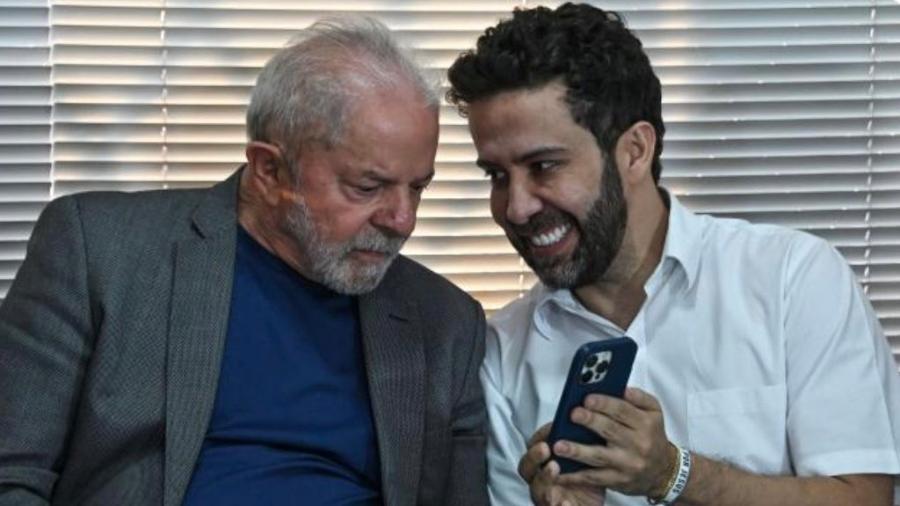 O deputado federal André Janones (Avante-MG) mostra seu celular para Lula durante a campanha eleitoral de 2022 - Reprodução/Twitter/André Janones