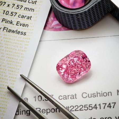 Eternal Pink, de 10,57 quilates, chega ao mercado como o diamante rosa-violáceo mais valioso já leiloado - Divulgação/Sotheby"s