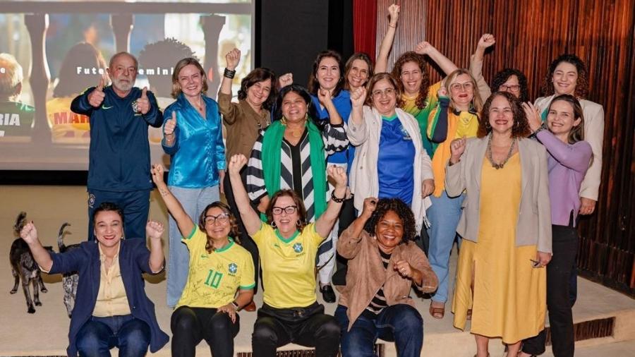 O presidente Lula (PT) acompanha o jogo da seleção na Copa do Mundo de Futebol Feminino com suas ministras no Palácio da Alvorada