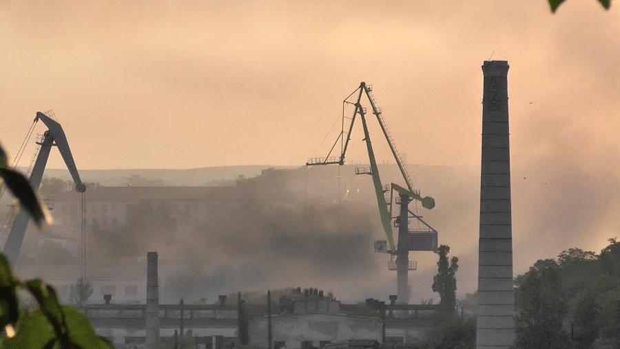 Fumaça no estaleiro que a Ucrânia diz ter atingido em Sevastopol, na Crimeia