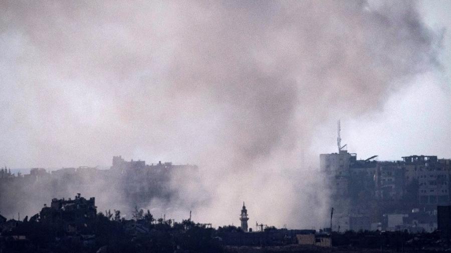 Foto tirada do lado israelense da fronteira com a Faixa de Gaza mostra fumaça de bombardeios na região