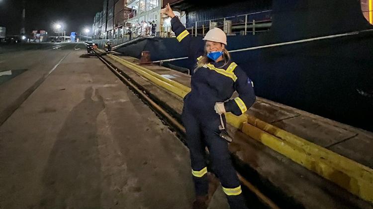 Como piloto, Rafaela navega e cuida da segurança do navio