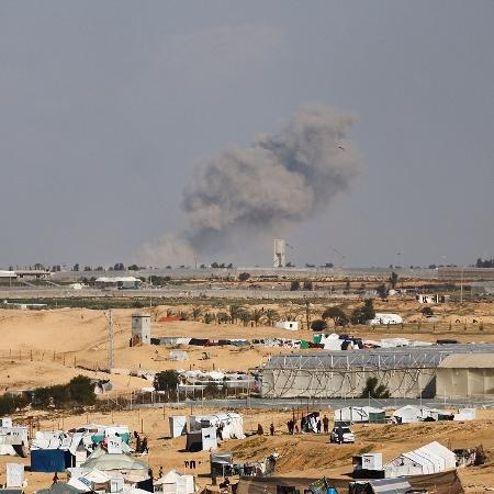 Fumaça é vista no horizonte de Khan Younis, enquanto Israel continua bombardeando Faixa de Gaza