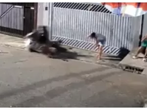 Bombeiro é atropelado por motociclista que empinava moto em São Paulo