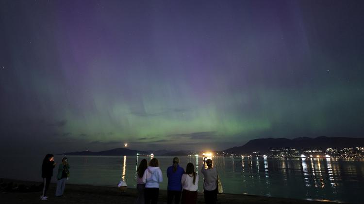 Aurora boreal iluminou o céu da praia de Jericho em Vancouver, no Canadá