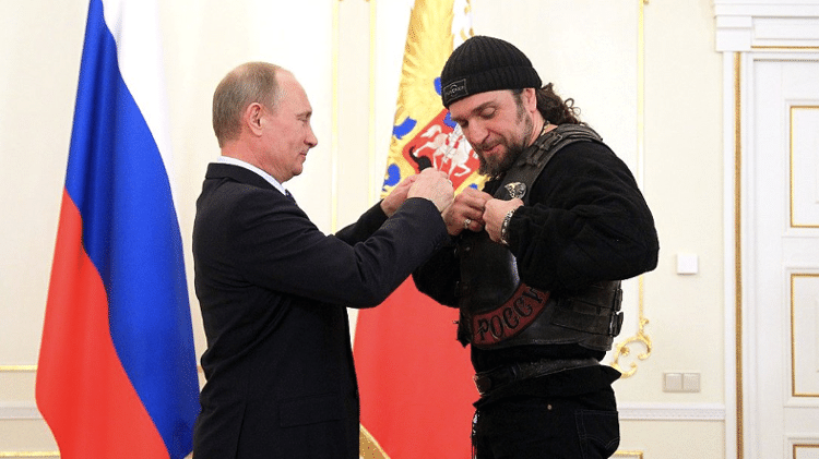 Alexander Zaldostanov recebendo medalha de Ordem de Honra de Vladimir Putin