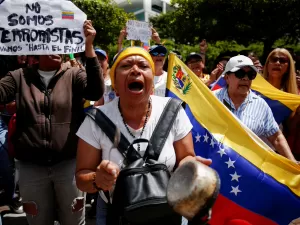 Sobe para 24 número de mortos em protestos contra reeleição de Maduro