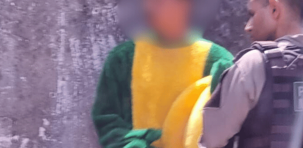 Homem fantasiado de jacaré é preso por crime eleitoral na Paraíba