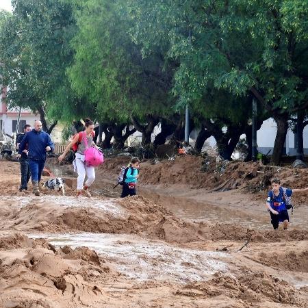 Pessoas deixam suas casas após enchentes na Espanha 