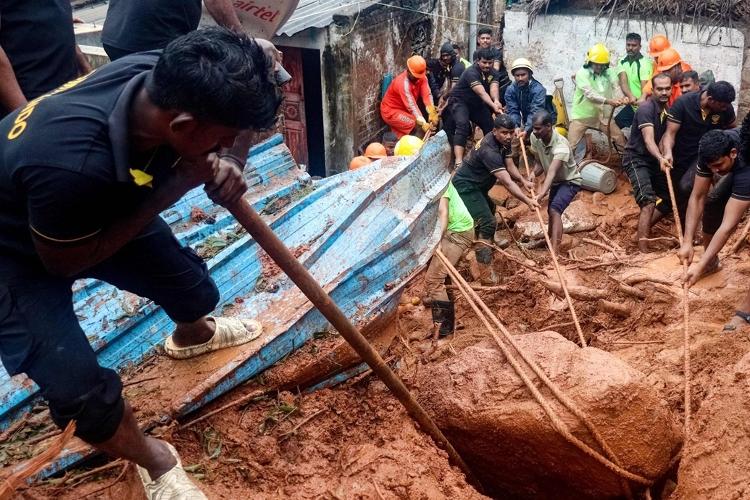 Bombeiros e voluntários tentam remover escombros de deslizamento em Tiruvannamalai, na Índia