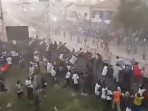 Tumulto de torcida insatisfeita com árbitro em estádio deixa 56 mortos em Guiné