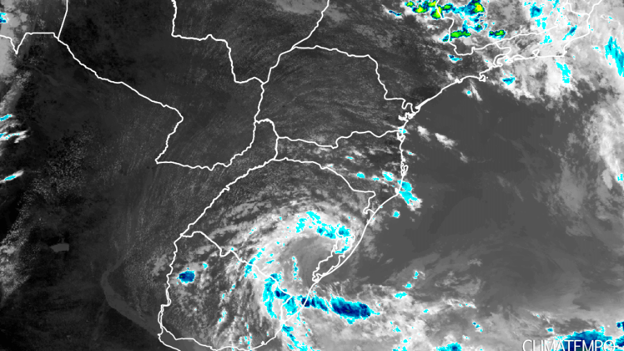 Fenômeno considerado raro, o ciclone subtropical Biguá fez estragos em diversas cidades e agora se dissipa sobre o mar - Reprodução/Climatempo