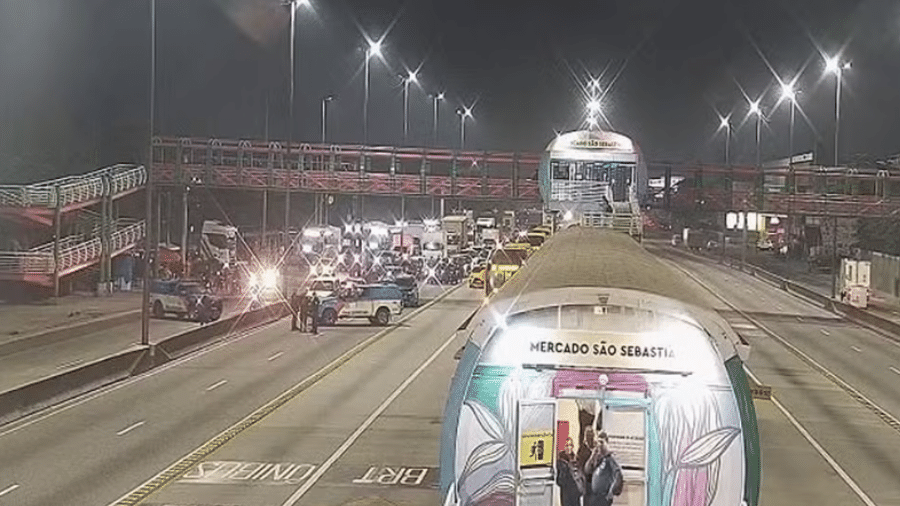 Complex Isarael Rio PM faz operação no Complexo de Israel e tiroteio fecha Av. Brasil (RJ)