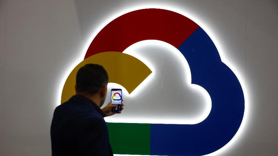 Pessoa tira foto em frente ao logotipo do Google Cloud, o serviço da nuvem da empresa Pessoa tira foto em frente ao logotipo do Google Cloud, o serviço da nuvem da empresa