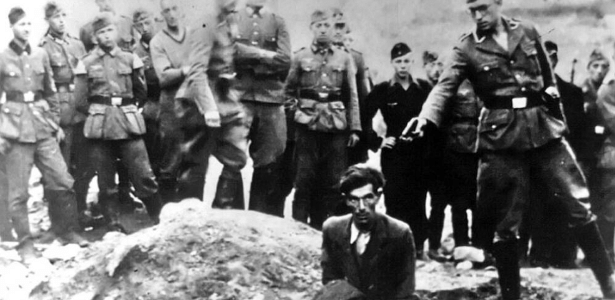 Com IA, historiador identifica nazista em foto de assassinato no Holocausto