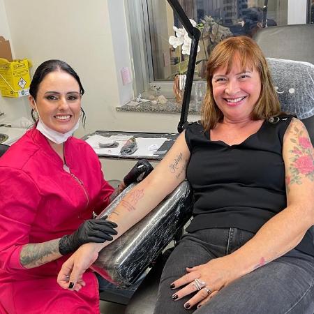 A tatuadora Jéssica Franco é fundadora da La Femme Tattoo, em São Paulo