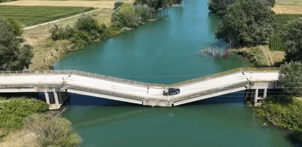 Cover image for Brincamos com a morte': motoristas se arriscam ao cruzar ponte que desabou