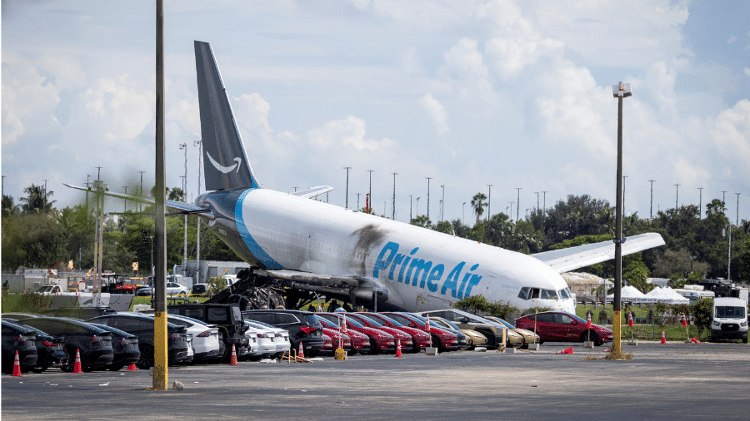 Avião de carga sai da pista em Miami e mata cinco pessoas que estavam em veículos no chão