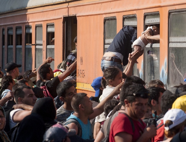 Refugiados sírios e de outras partes do Oriente Médio tentam embarcar em trem na fronteira entre Grécia e Macedônia. O objetivo é chegar à Hungria e, de lá, rumar para países como Alemanha, Dinamarca, Bélgica, França e Reino Unido