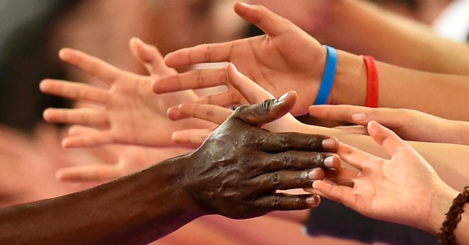 27.ago.2015 - O atleta jamaicano Usain Bolt cumprimenta os fãs depois de ganhar a prova de 200 metros durante o 15º Campeonato Mundial de Atletismo no Estádio Nacional, em Pequim, na China