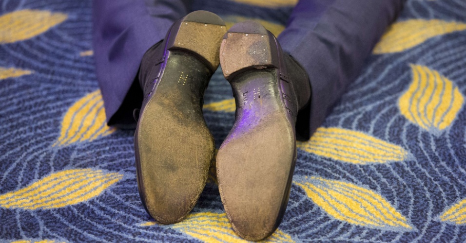 06.out.2015 - Sapatos usados pelo príncipe Harry em evento que premia crianças com doenãs graves em Londres, Inglaterra, contam com a letra H escrita na sola