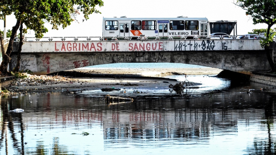 Esgoto sem tratamento despejado no Riacho Salgadinho desemboca no mar em Maceió (2017) - Beto Macário/UOL
