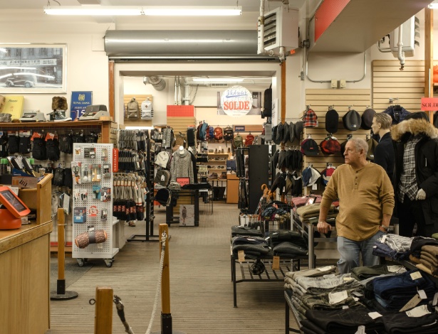 Lado de dentro da loja de roupas J. Os legisladores provinciais do Québec aprovaram por unanimidade uma resolução que diz para os lojistas pararem de dizer "Bounjour hi" e cumprimentem os clientes com simplesmente "Bonjour" - ALEXI HOBBS/NYT