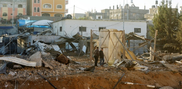 9.dez.2017 - Palestinos olham para os estragos causados por bombardeios do Exército de Israel contra posições militares do movimento islamita Hamas, na Faixa de Gaza - Mahmud Hams/ AFP