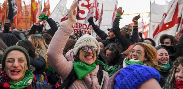 Argentinas celebram avanço da lei que celebra aborto; país segue passos iniciados pelo Uruguai há 6 anos - AFP PHOTO / EITAN ABRAMOVICH 