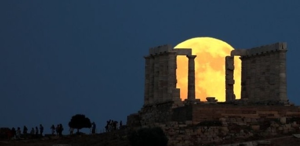 O eclipse da lua visto na Acrópole, em Atenas, na Grécia - Reuters